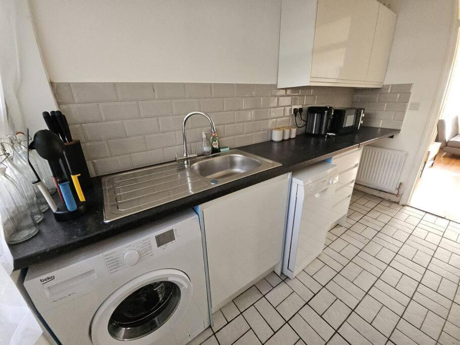 Steps From Kings Cross Station! Appartement Londen